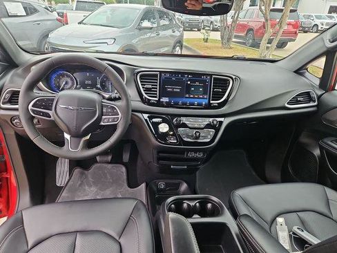 Used 2025 Chrysler Pacifica Select FWD image 19