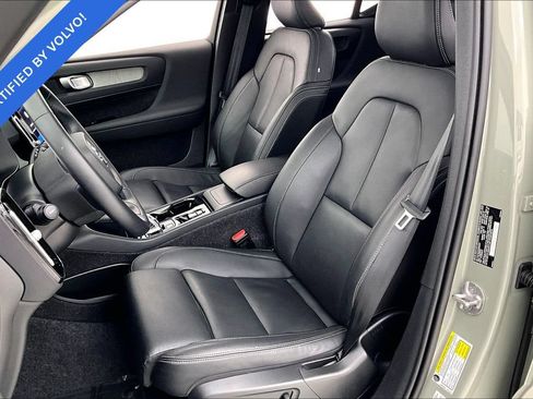 Certified 2025 Volvo XC40 B5 Plus AWD/4WD image 33