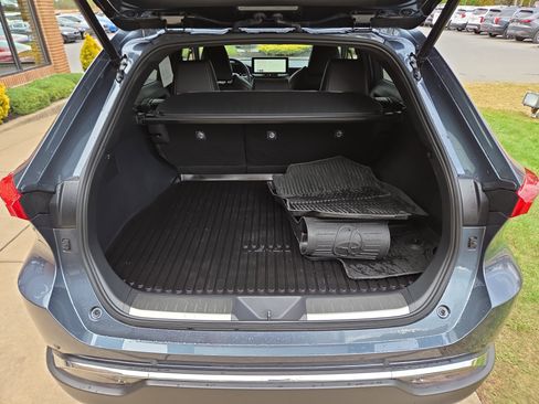 Used 2023 Toyota Venza XLE image 5