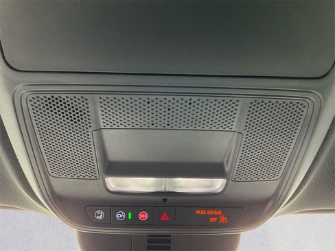 Used 2025 GMC Acadia Elevation image 11