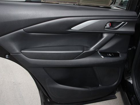 Used 2018 MAZDA CX-9 Touring image 17