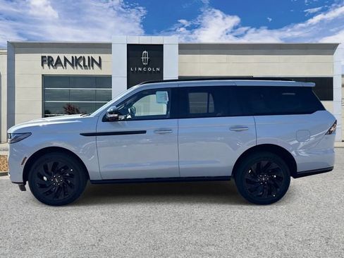 New 2025 Lincoln Navigator Reserve w/ Jet Appearance Package AWD/4WD image 4