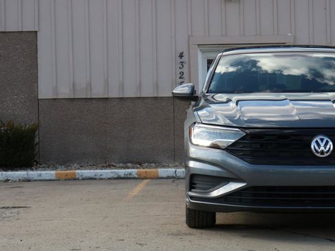 Used 2021 Volkswagen Jetta SE image 3