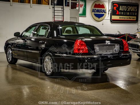 Used 2010 Lincoln Town Car Signature Limited image 7
