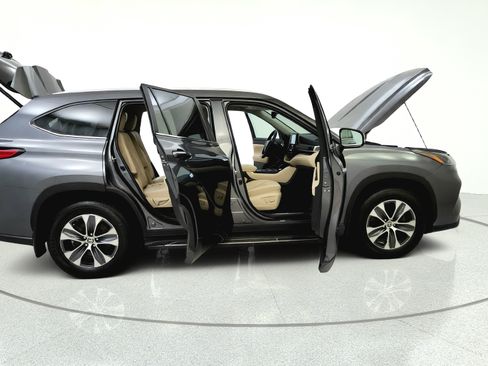 Used 2023 Toyota Highlander XLE AWD/4WD image 15