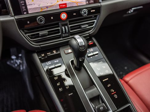 Certified 2026 Porsche Macan AWD/4WD image 17