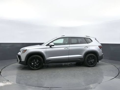 Used 2025 Volkswagen Taos SE FWD image 8