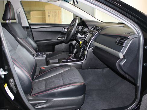 Used 2017 Toyota Camry SE image 18