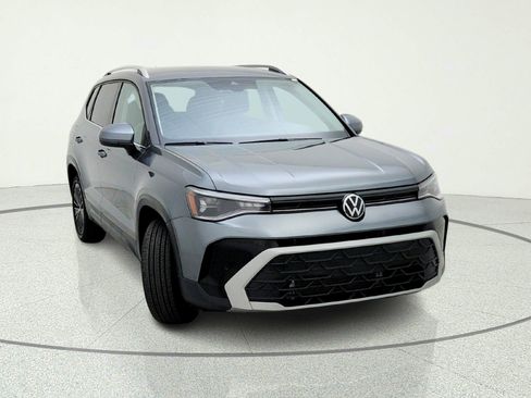 Used 2025 Volkswagen Taos SE FWD image 4