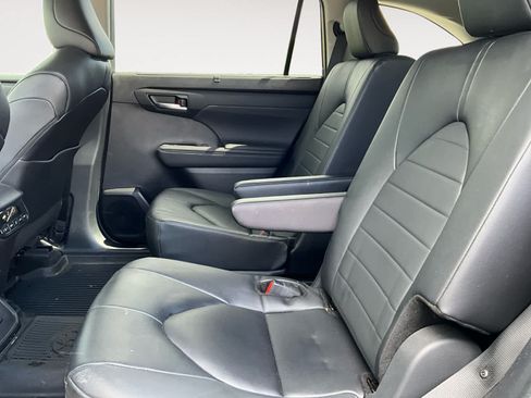 Used 2024 Toyota Highlander XLE AWD/4WD image 18