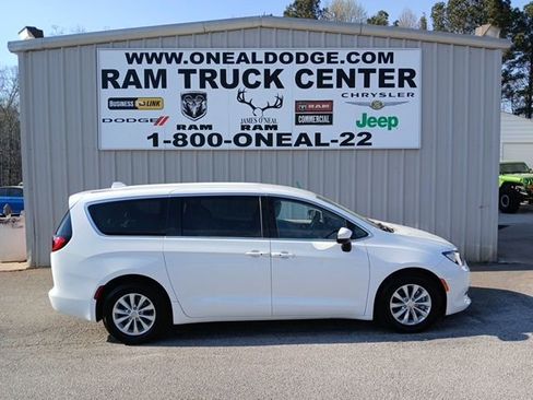 Used 2017 Chrysler Pacifica Touring w/ Tire & Wheel Group FWD image 2
