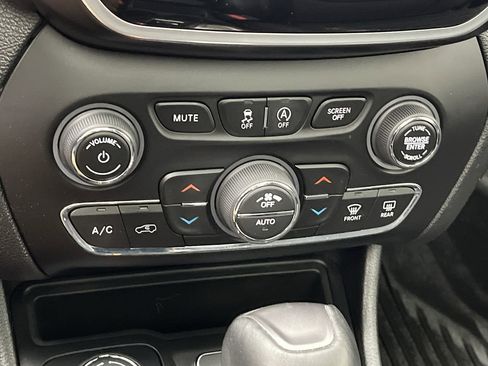 Used 2021 Jeep Cherokee Limited w/ Elite Package AWD/4WD image 23