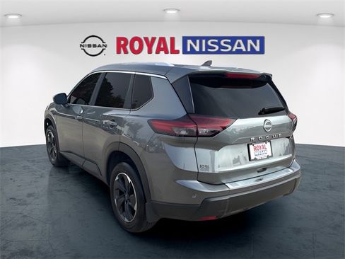 Used 2026 Nissan Rogue SV w/ SV Premium Package image 5