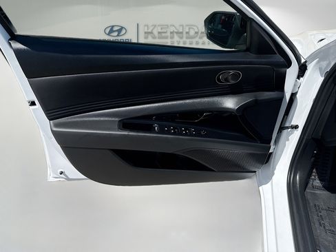 Certified 2025 Hyundai Elantra Sport image 17