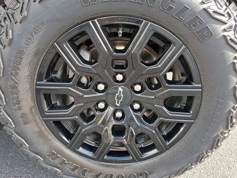 Used 2024 Chevrolet Colorado Trail Boss w/ Technology Package AWD/4WD image 8