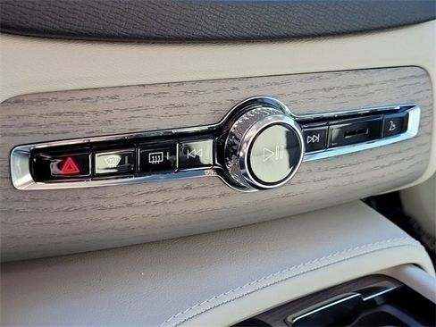 Certified 2025 Volvo XC90 T8 Plus w/ Protection Package Premier image 23