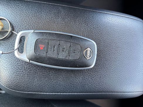 Used 2025 Nissan Versa SV FWD image 21