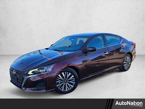 Used 2024 Nissan Altima 2.5 SV FWD image 1