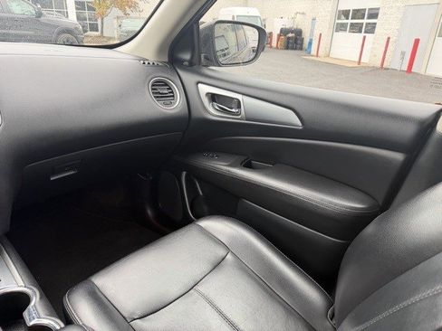 Used 2019 Nissan Pathfinder SL image 19