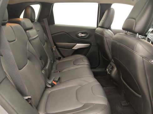 Used 2017 Jeep Cherokee Overland w/ Technology Group image 19