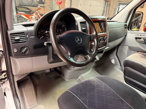 Used 2015 Freightliner Sprinter 2500 RWD image 9