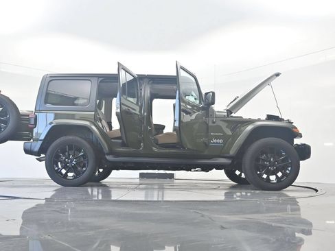 Used 2023 Jeep Wrangler Unlimited Sahara w/ Cold Weather Group AWD/4WD image 42