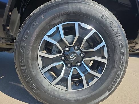 Used 2022 Toyota Tacoma TRD Sport AWD/4WD image 9