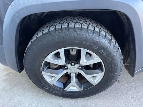 Used 2015 Jeep Cherokee Trailhawk w/ Comfort/Convenience Group image 12