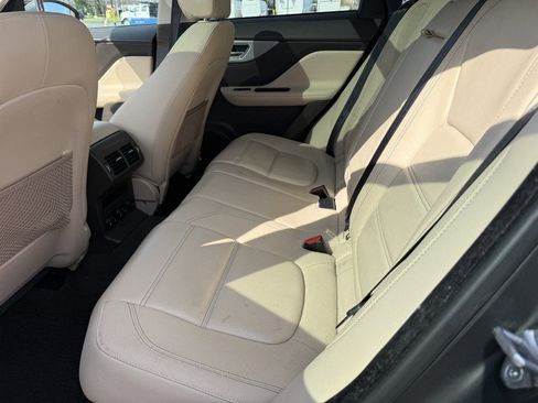 Used 2017 Jaguar F-PACE Prestige image 7