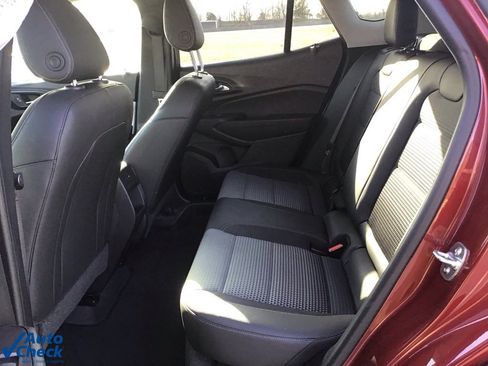 Used 2025 Chevrolet Trax LT w/ LT Convenience Package image 11