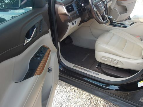 Used 2019 GMC Acadia Denali w/ Technology Package FWD image 11