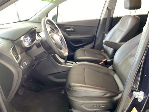 Used 2022 Chevrolet Trax LT w/ LT Convenience Package image 24