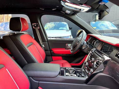 Used 2022 Rolls-Royce Cullinan Black Badge image 37