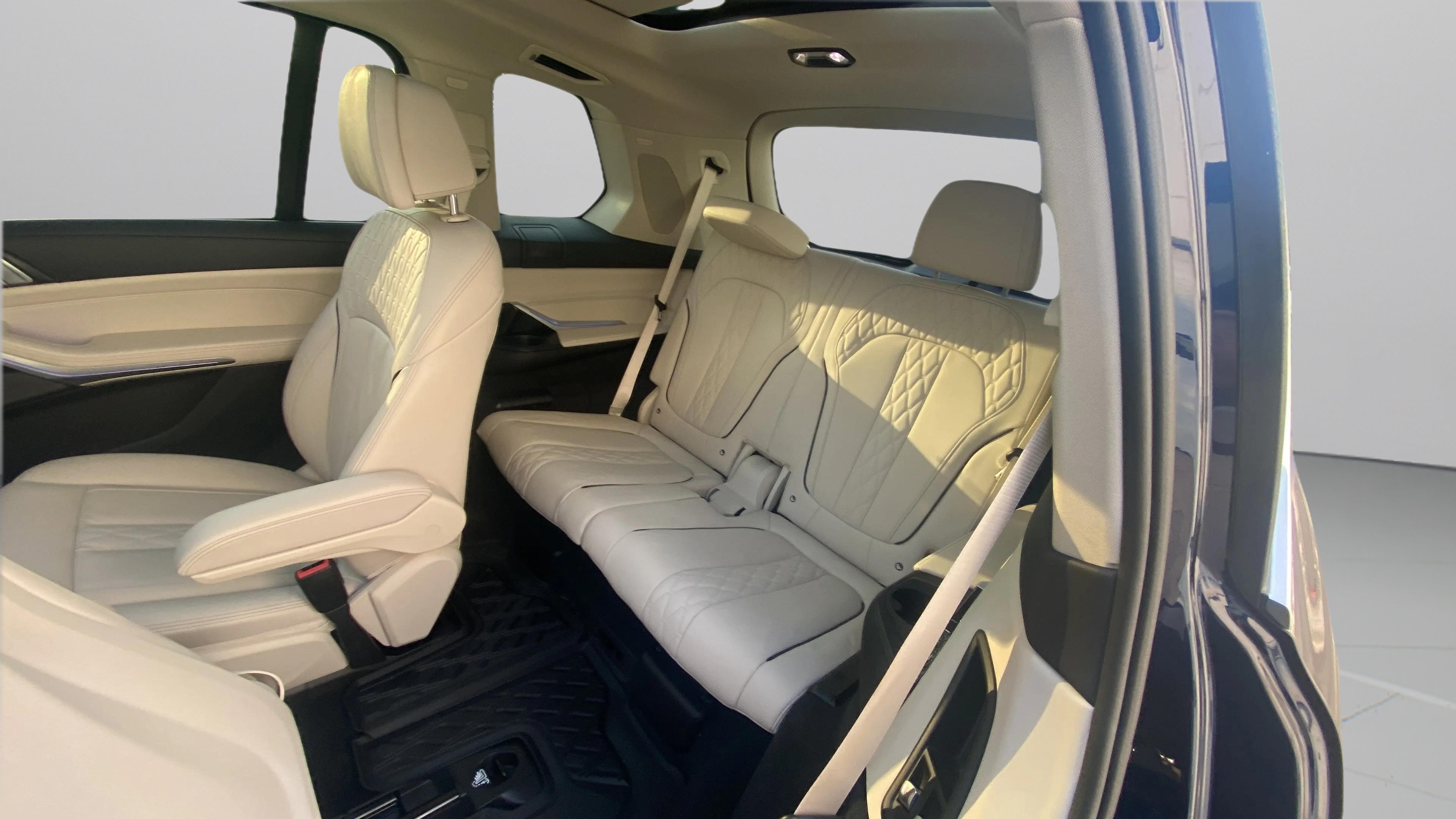 Used 2024 BMW X7 xDrive40i w/ Premium Package AWD/4WD image 16