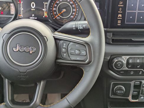 Used 2025 Jeep Gladiator Sport image 22