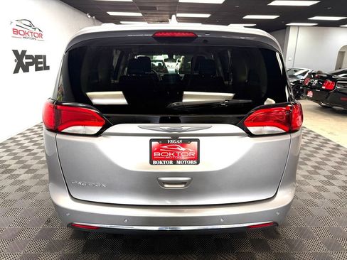 Used 2017 Chrysler Pacifica Touring-L w/ Tire & Wheel Group FWD image 13