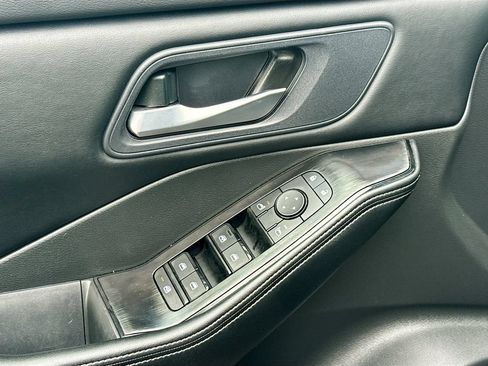 Certified 2025 Nissan Rogue SV FWD image 22