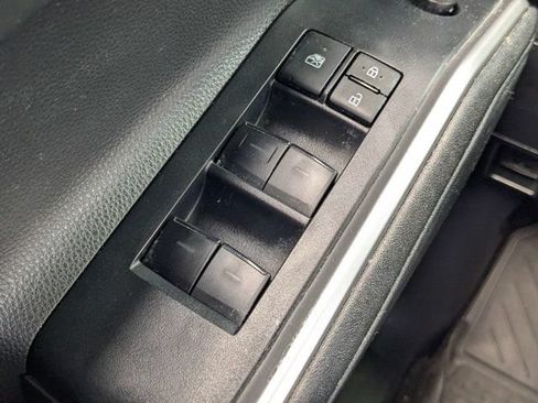 Used 2023 Toyota Highlander XLE FWD image 24