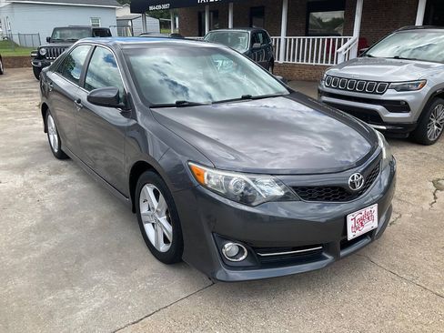 Used 2014 Toyota Camry SE w/ Leather Package FWD image 1