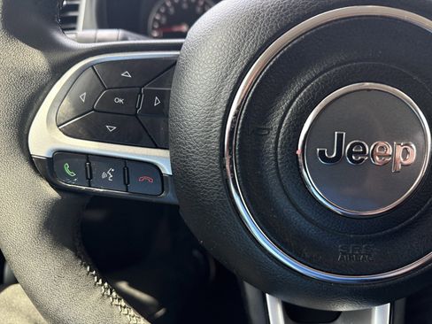 Used 2019 Jeep Renegade Latitude w/ Popular Equipment Group image 17