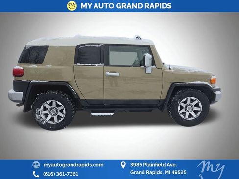 Used 2014 Toyota FJ Cruiser 2WD image 16