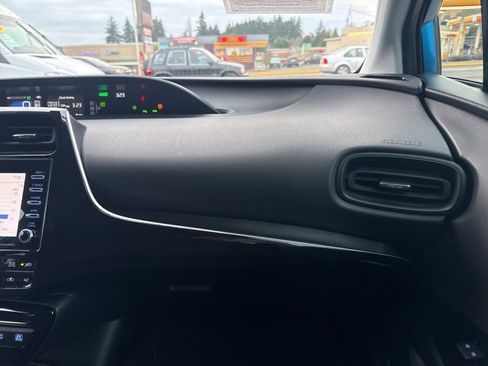 Used 2022 Toyota Prius LE image 12