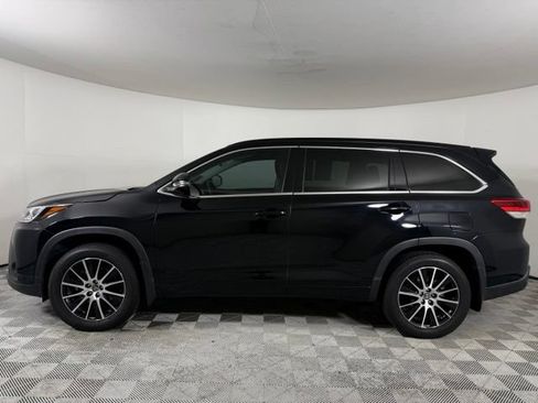 Used 2017 Toyota Highlander SE AWD/4WD image 3