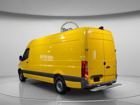 Used 2021 Mercedes-Benz Sprinter 2500 image 3
