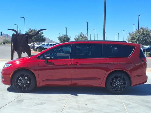 New 2026 Chrysler Pacifica Limited image 3