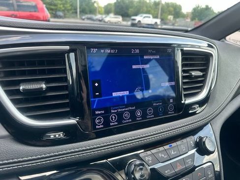 Used 2018 Chrysler Pacifica Limited w/ Advanced Safetytec Group FWD image 35