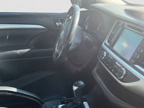 Used 2017 Toyota Highlander XLE AWD/4WD image 5
