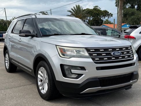 Used 2017 Ford Explorer XLT FWD image 2