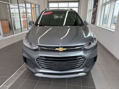 Used 2019 Chevrolet Trax LT w/ LT Convenience Package FWD image 2
