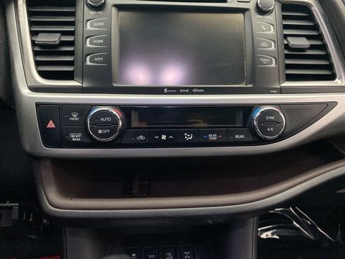 Used 2018 Toyota Highlander Plus AWD/4WD image 21